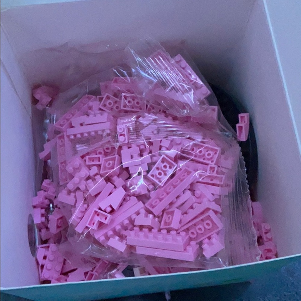 730 pcs flamingo statue legos - Picture 3 of 4